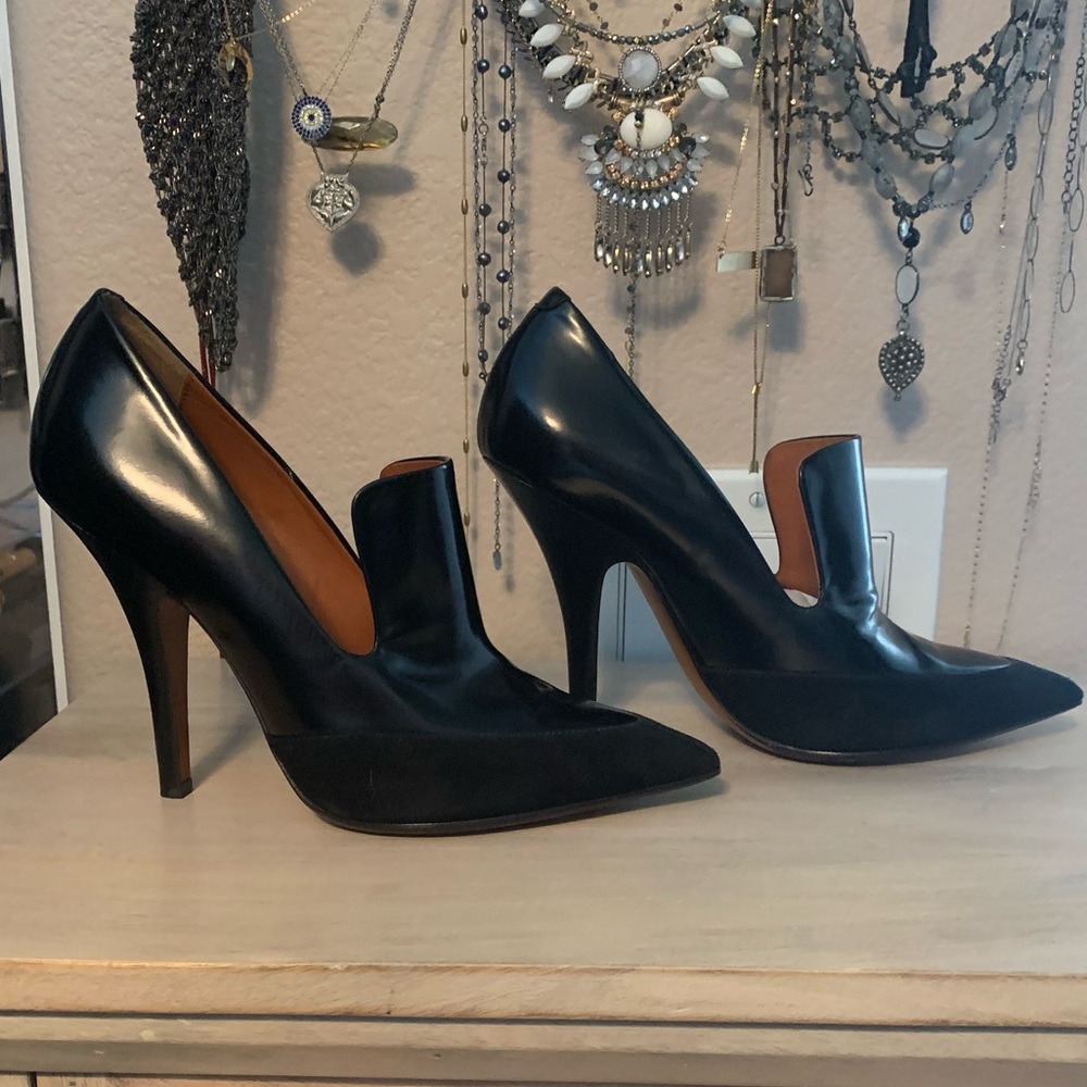 Celine leather pump wort suede detail. Gorgeous